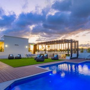 Near New 2 Bedroom Luxurious Inner City Living - Photo 3