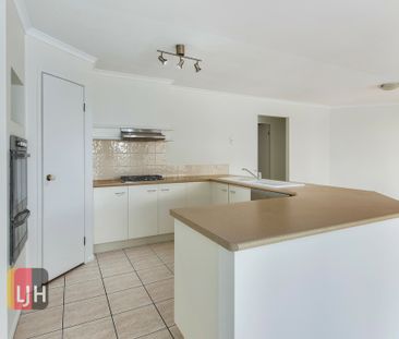 FAMILY FRIENDLY HOME w/ MEDIA ROOM/STUDY & INGROUND POOL ! - Photo 3