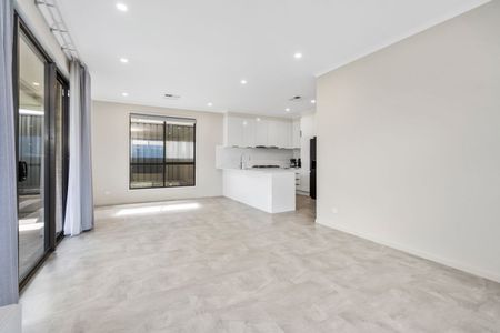 Delightfully comfortable home - Photo 3