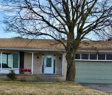 For Lease - 89 Bond Crescent, Richmond Hill, Ontario - Photo 1