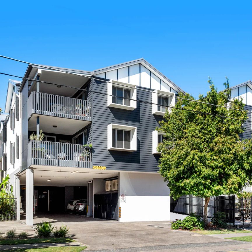Modern Apartment with Leafy Courtyard Living - Photo 1