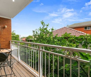 Bright and Airy Elevated Ground Floor Two Bedroom Apartment in Prim... - Photo 3