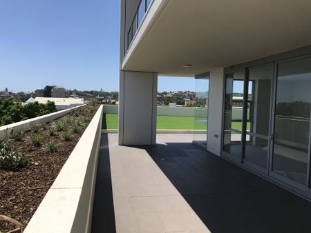 Apartment with luxe finishes, air-conditioning and a massive courtyard area - Photo 2