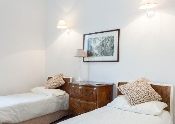 Center-Historic Jewish Quarter: Elegant apartment situated in beautiful Palazzo Nobiliare. Entrance, spacious living with original wood frescoed ceilings, large modern dining and kitchen, 4 bedrooms, 4 Baths, small terrace. #1527