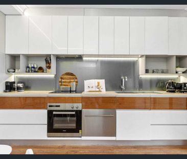 LIGHT AND BRIGHT MODERN APARTMENT! - Photo 5