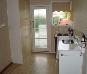 2 BEDROOM SUNNY UNIT, SINGLE GARAGE, HEAT PUMP - Photo 6