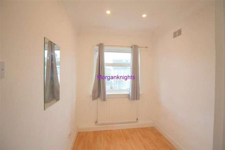 Deynecourt Gardens, Wanstead, E11 - Photo 4