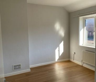 4 Bed Terraced House, Westway, W12 - Photo 3