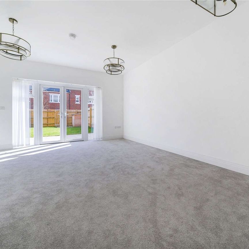 A beautifully presented three bedroom townhouse in Ascot - Photo 1