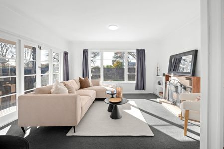 Located in the heart of Fairfield, this freshly renovated three-bedroom, single-bathroom home offers modern comfort in a sought-after location. - Photo 5