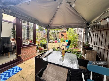 2 bedroom end of terrace house to rent - Photo 2