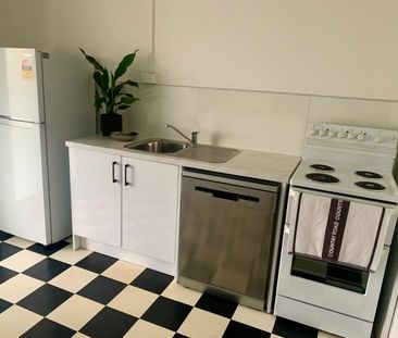 Fully furnished character home in prime location - Photo 2