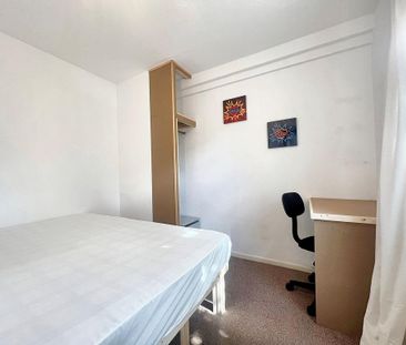 4 bedroom semi-detached house to rent - Photo 5