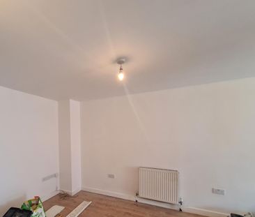 3 bedroom flat to rent - Photo 2