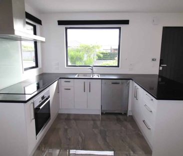 Lovely Three Bedroom Townhouse in Wigram - Photo 1