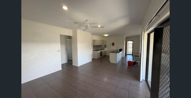 4 Bedroom Lowset Home in Edmonton - Photo 1