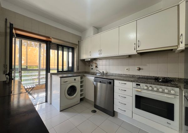 Fantástico Apartamento T2 Mobilado com Garagem e Arrumos