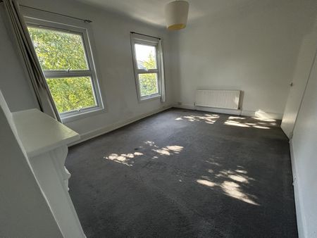 2 bedroom flat to let - Photo 4