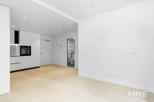 Immaculate apartment close to everything - Photo 1