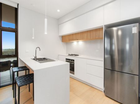 Fully Furnished Two-Bedroom Top- Floor Apartment - Photo 5