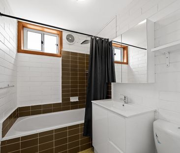 An abundance of natural light with privacy ! - Photo 5