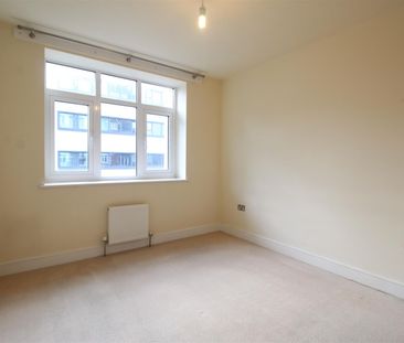 Goldsworth Road, Woking, Surrey, GU21 6JY - Photo 3