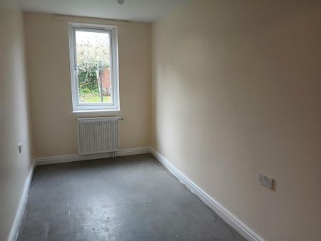 2 bedroom ground floor flat to rent - Photo 2