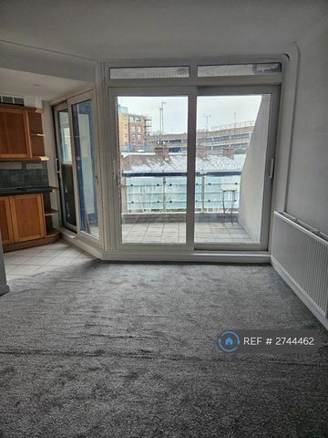 2 bedroom flat to rent - Photo 2