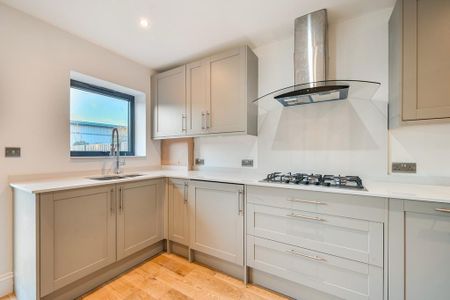 4 bedroom end of terrace house to rent - Photo 5