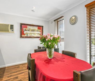 SPACIOUS 3 BEDROOM HOME WITH LOW GARDEN MAINTENANCE! - Photo 2