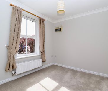 3 bedroom Detached House to let - Photo 6