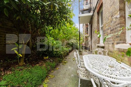 4 bedroom located only a few minutes to Highgate station - Photo 4