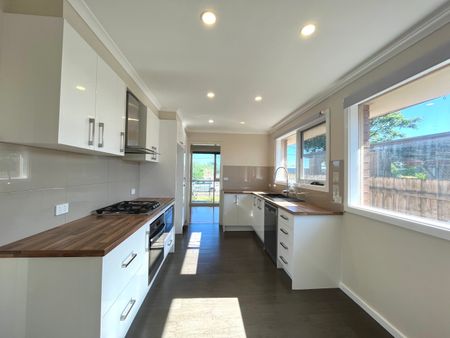 25 Tully Road, Clarinda VIC 3169 - House For Rent | Domain - Photo 4