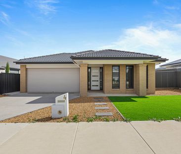 SPACIOUS OPEN LIVING FAMILY HOME - Photo 3