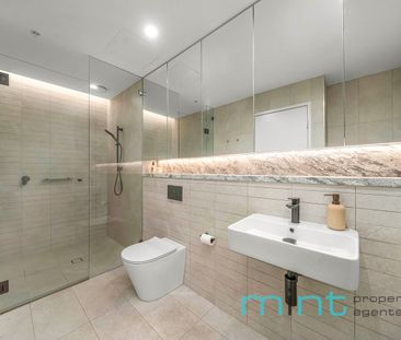 Luxurious Ashbury Terraces Living - Photo 4