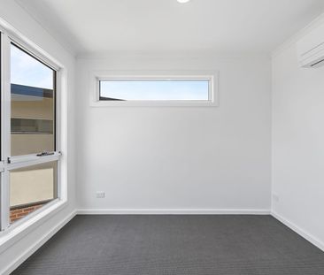 STUNNING MODERN TOWNHOUSE - Photo 1