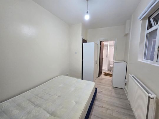 4 Bed Flat, Stockwell Road, SW9 - Photo 1