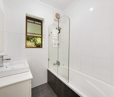 Stylishly Updated and Spacious 3 Bedroom Family Home in Ultra-Conve... - Photo 1