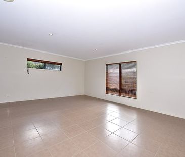 Charming 3-Bedroom Townhouse in Prime Keysborough Location - Photo 2