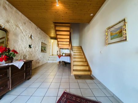 Rustikale Wohnung mit Parkplatz, Estrich und Gartensitzplatz - Photo 3