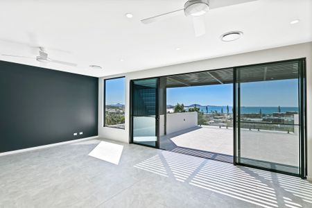 Luxurious Top Floor Unit with Terrace, Ocean Views. Water and Electricity Included! - Photo 5