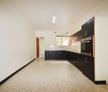 2 Bedroom Unit in Handy Location&excl;&excl; - Photo 1