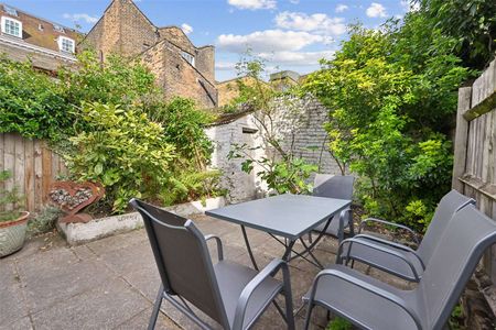 Charming 3 bedroom house with private garden that's situated within easy reach of both Waterloo and Blackfriars Bridge. - Photo 3