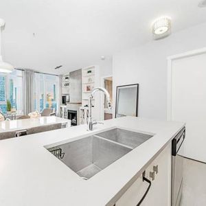 Stunning Yaletown Views + Modern Luxury: 2-Bdrm 2 Bth Home - Photo 2