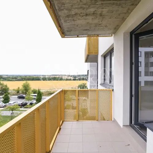 Prostorný byt 2+kk s balkonem a garážovým stáním - Photo 1