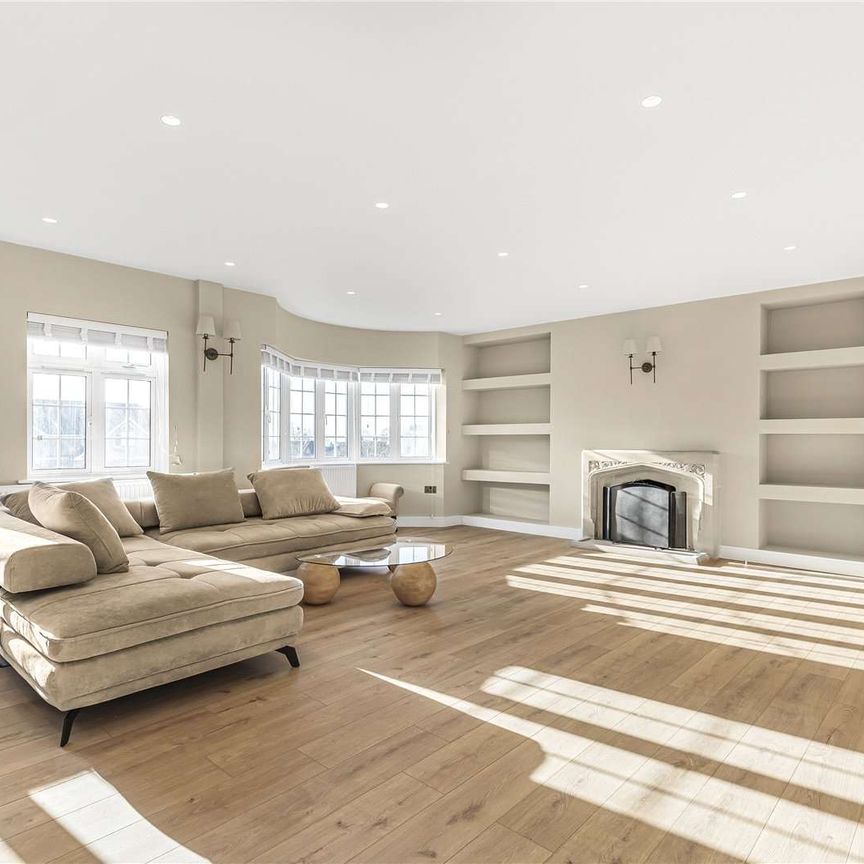 A lovely two bedroom apartment which has just been refurbished to a high standard throughout. - Photo 1