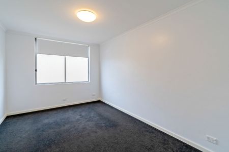 MODERN TWO BEDROOM APARTMENT - Photo 2