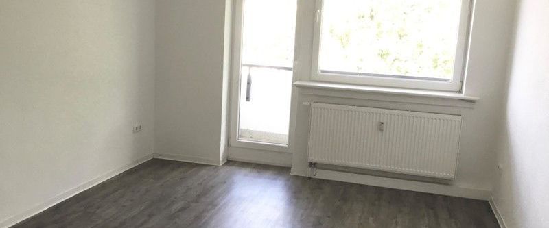 Schicke und großzügige 3,5-Zimmer-Wohnung mit Einbauküche und 2 Balkone - Foto 1