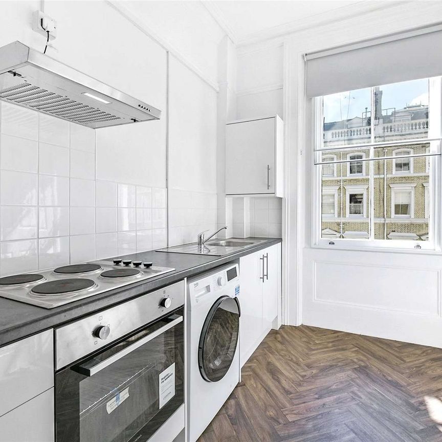 A brilliant studio flat in a prime South Kensington location with shared bathroom facilities. - Photo 1