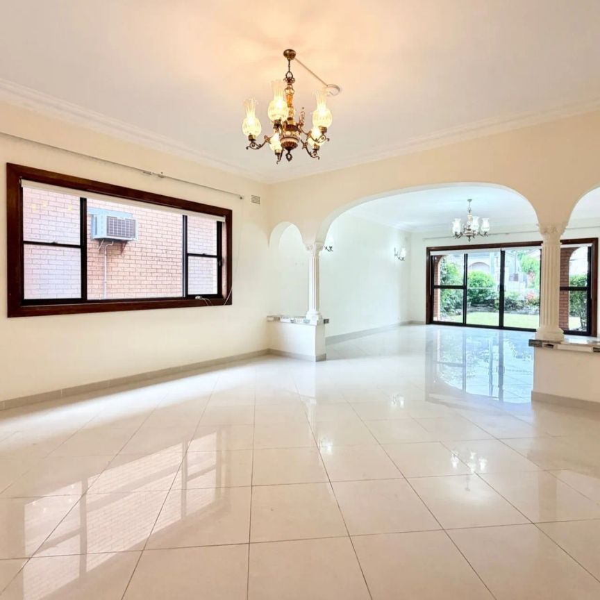 Impressive five-bedroom family home - Photo 1